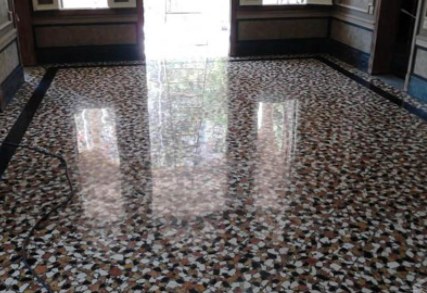 Polimento de piso de mármore em hall de entrada